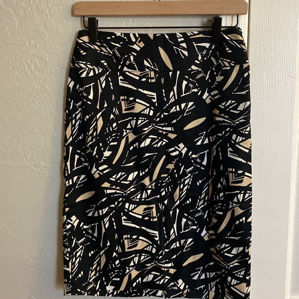 Alfani Black & White Leaf Pattern Pencil Skirt Size 2
